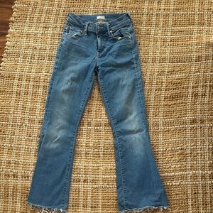 MOTHER The weekender fray Chill Flare Jeans 24